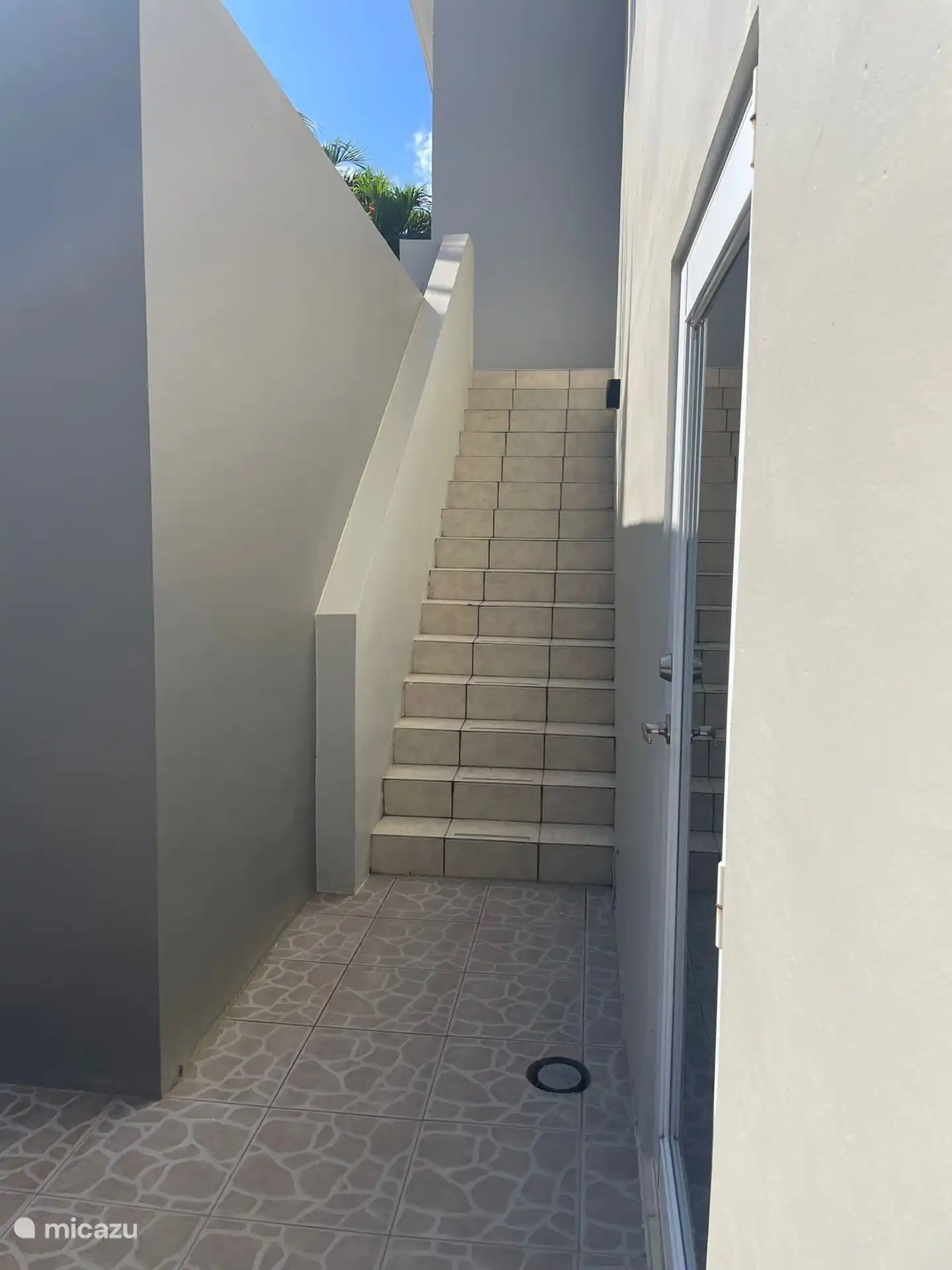 L’appartement n’est accessible que par des escaliers. L’appartement n’est donc pas adapté aux personnes qui ont des difficultés à marcher.