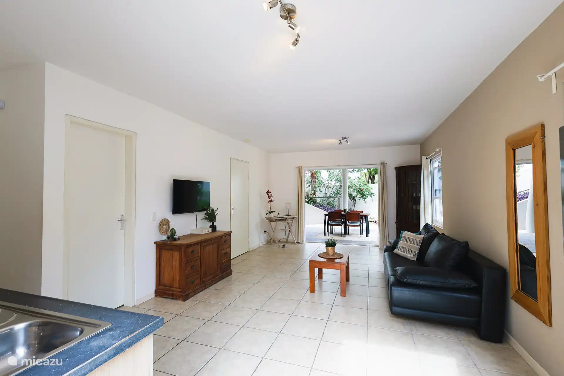 Le salon avec accès à la terrasse privée.