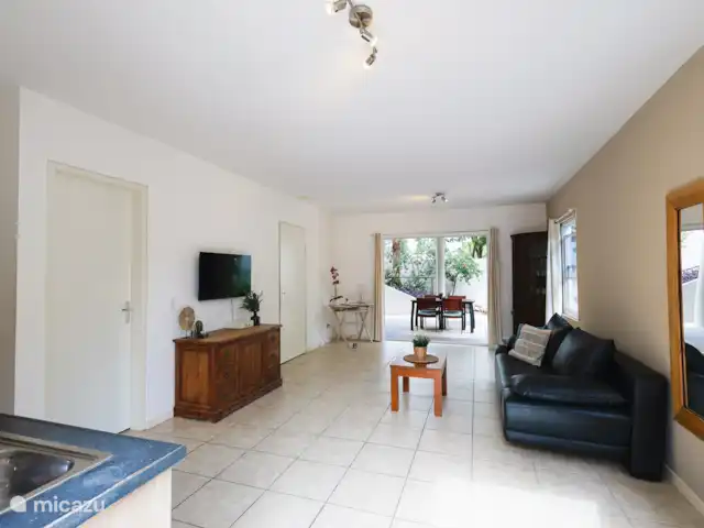 Appartements N-Joy | Appartement 1 | Curaçao, Banda Ariba (est), Brakkeput Mei - appartement Le salon avec accès à la terrasse privée.