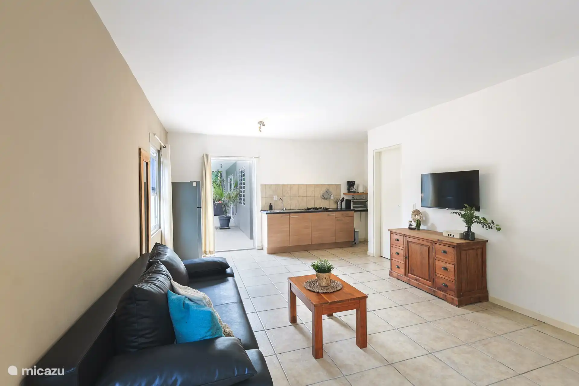 Le salon avec cuisine ouverte.