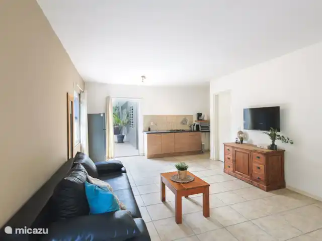 Appartements N-Joy | Appartement 1 | Curaçao, Banda Ariba (est), Brakkeput Mei - appartement Le salon avec cuisine ouverte.