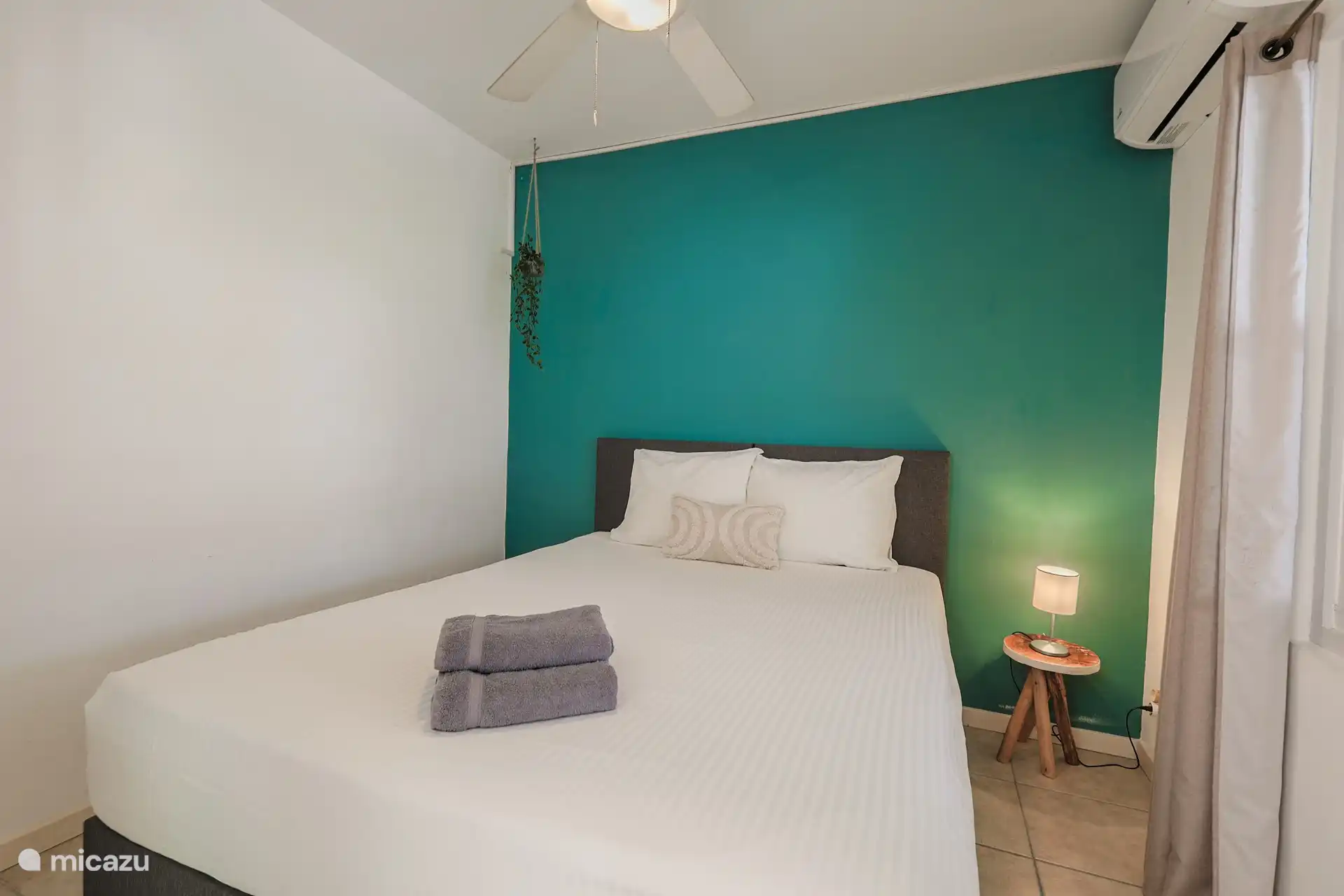 La chambre dispose d’un sommier double, de la climatisation et d’un ventilateur de plafond