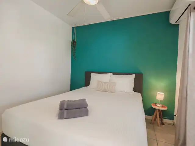 Appartements N-Joy | Appartement 1 | Curaçao, Banda Ariba (est), Brakkeput Mei - appartement La chambre dispose d’un sommier double, de la climatisation et d’un ventilateur de plafond