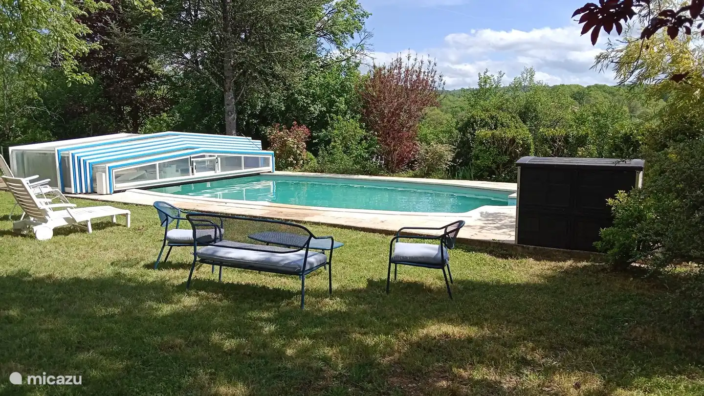 Ein Swimmingpool im Garten