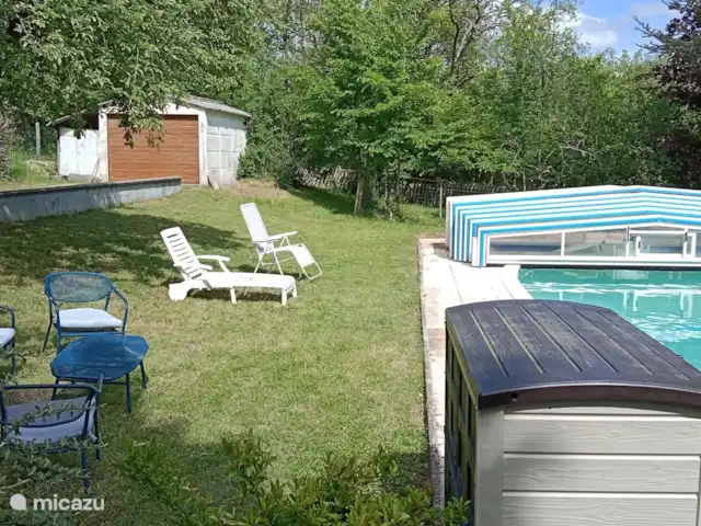 Laviganne huren in Frankrijk, Lot, Le Vigan - vakantiehuis Het grasveld rondom het zwembad