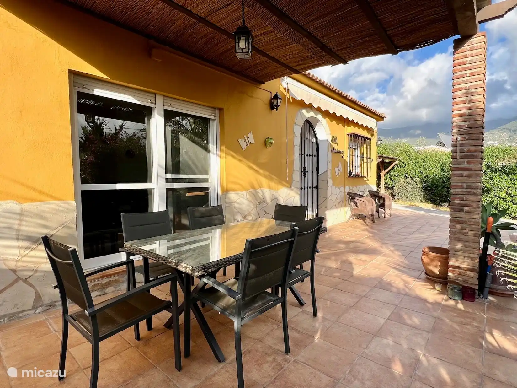 Terrasse vor dem Haus mit Blick auf die Berge und den schönen Garten