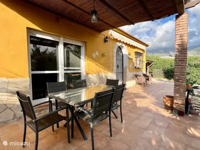 Casa Katarina | Espagne, Andalousie, Alcaucin - maison de vacances Terrasse à l’avant de la maison avec vue sur les montagnes et le magnifique jardin