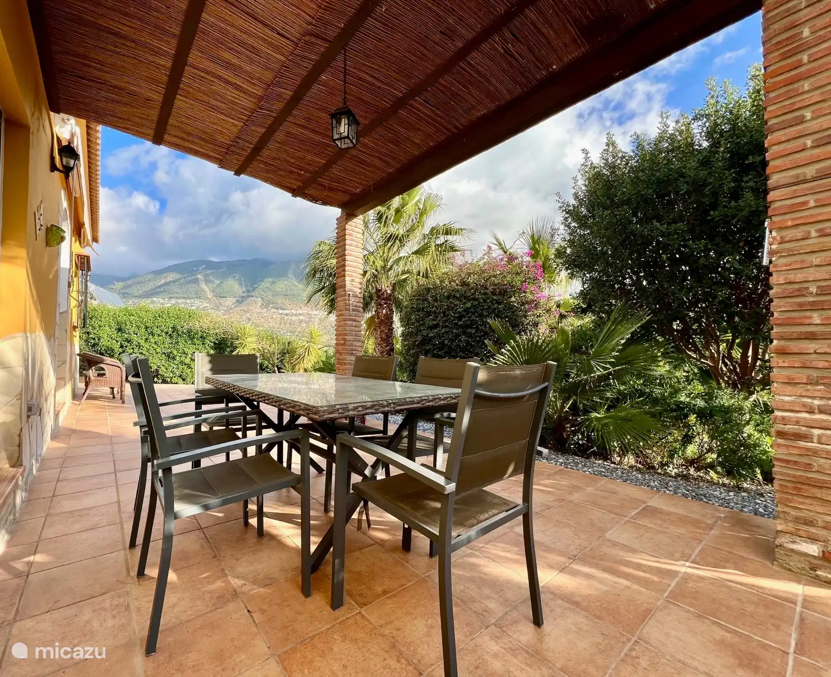 Terrasse vor dem Haus mit Blick auf die Berge und den schönen Garten