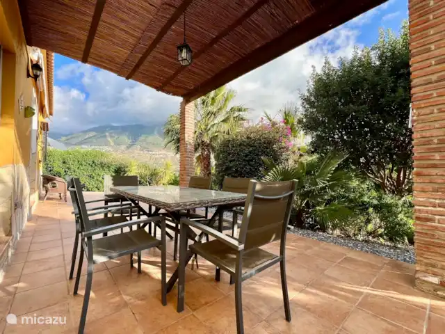 Casa Katarina | Espagne, Andalousie, Alcaucin - maison de vacances Terrasse à l’avant de la maison avec vue sur les montagnes et le magnifique jardin