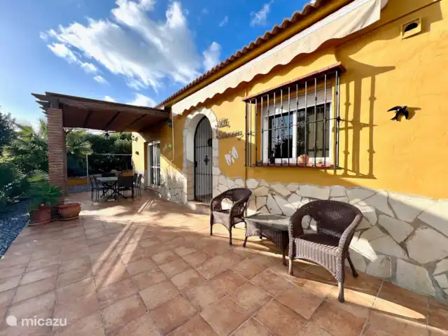 Casa Katarina | Espagne, Andalousie, Alcaucin - maison de vacances Terrasse à l’avant de la maison avec vue sur les montagnes et le magnifique jardin