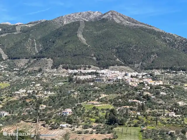 Casa Katarina | Espagne, Andalousie, Alcaucin - maison de vacances Photo prise depuis la terrasse devant la maison avec une vue magnifique sur les montagnes et le village d’Alcaucin