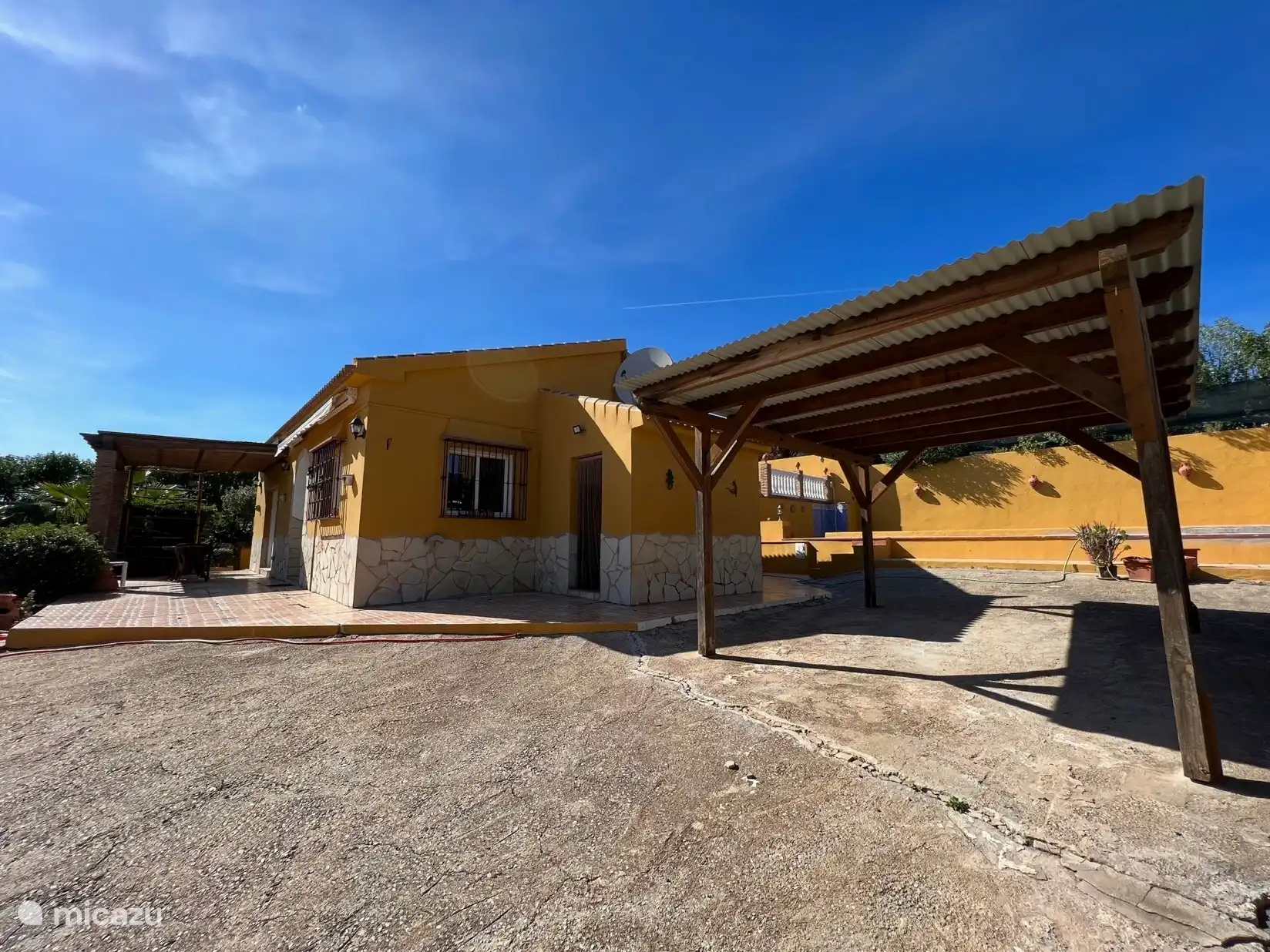 Carport vor dem Haus