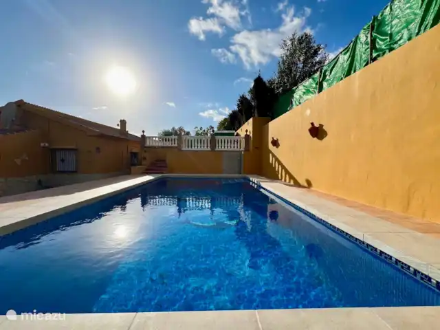 Casa Katarina | Espagne, Andalousie, Alcaucin - maison de vacances Belle et spacieuse piscine où vous pourrez profiter d’un plongeon rafraîchissant et d’un bain de soleil avec vue sur les montagnes.
