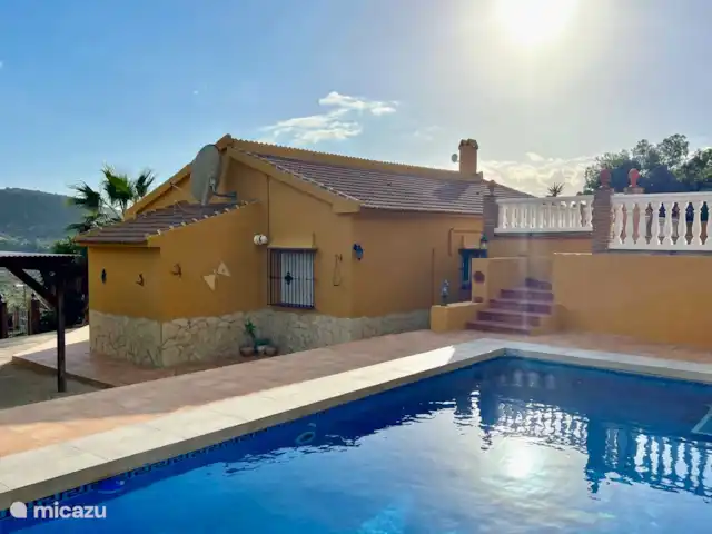 Casa Katarina | Espagne, Andalousie, Alcaucin - maison de vacances Belle et spacieuse piscine où vous pourrez profiter d’un plongeon rafraîchissant et d’un bain de soleil avec vue sur les montagnes.