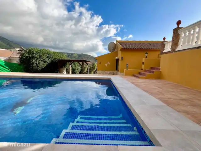 Casa Katarina | Espagne, Andalousie, Alcaucin - maison de vacances Belle et spacieuse piscine où vous pourrez profiter d’un plongeon rafraîchissant et d’un bain de soleil avec vue sur les montagnes.