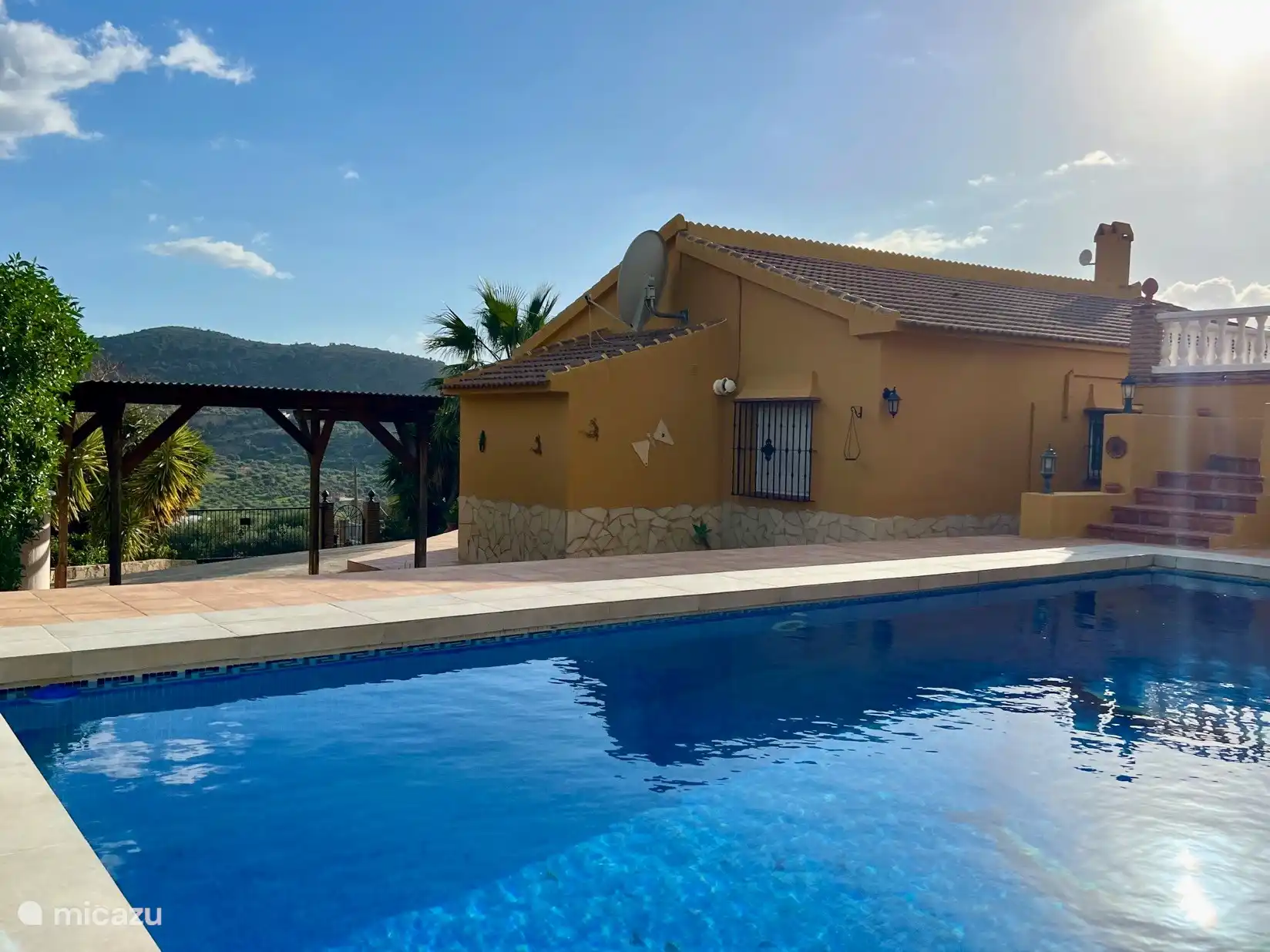 Schöner und geräumiger Pool, in dem Sie ein erfrischendes Bad und ein Sonnenbad mit Blick auf die Berge genießen können.