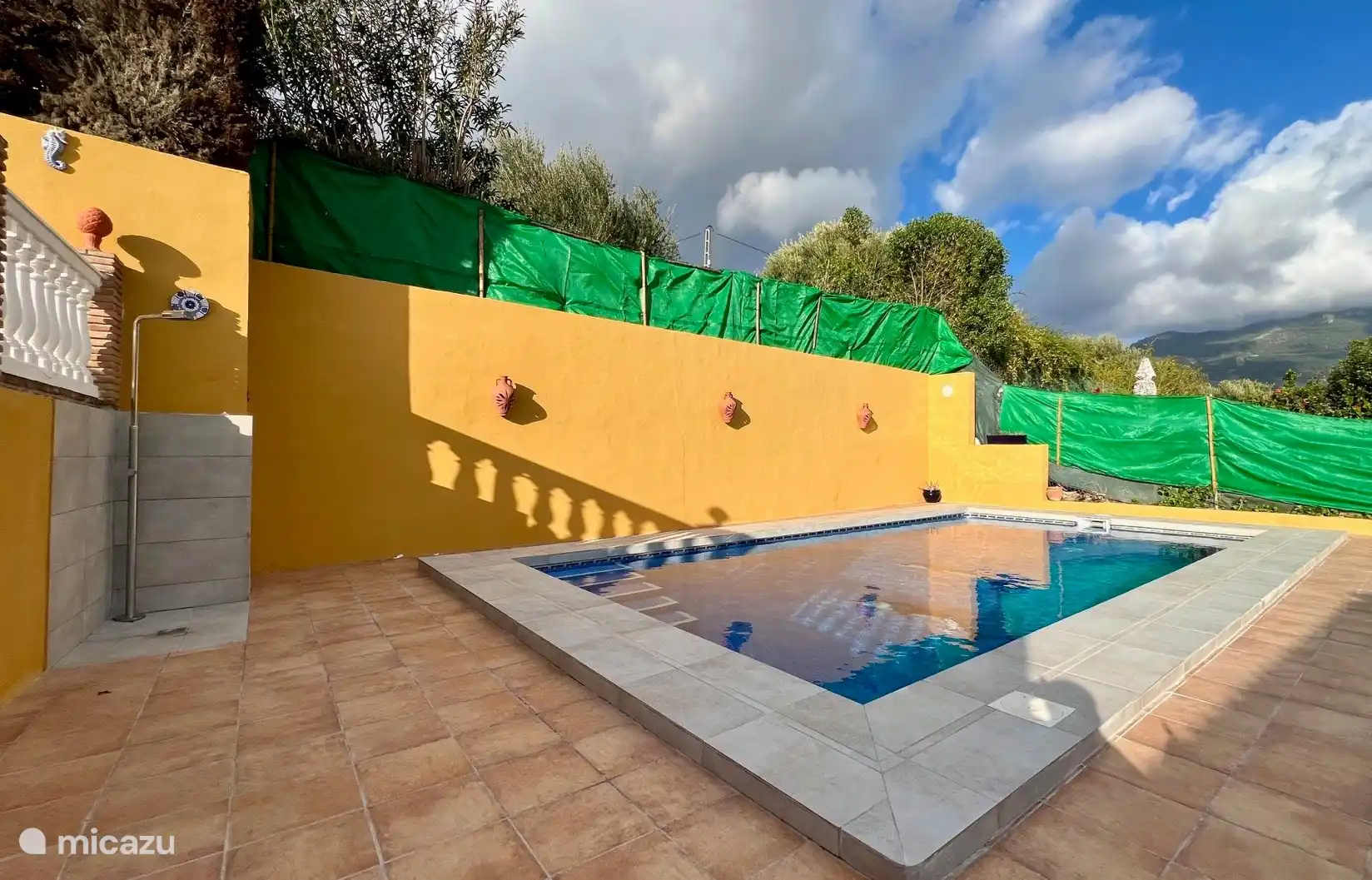 Schöner und geräumiger Pool, in dem Sie ein erfrischendes Bad und ein Sonnenbad mit Blick auf die Berge genießen können.