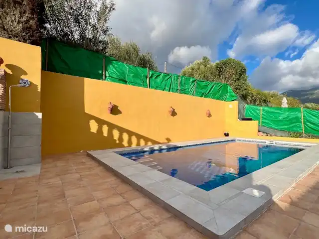 Casa Katarina | Espagne, Andalousie, Alcaucin - maison de vacances Belle et spacieuse piscine où vous pourrez profiter d’un plongeon rafraîchissant et d’un bain de soleil avec vue sur les montagnes.