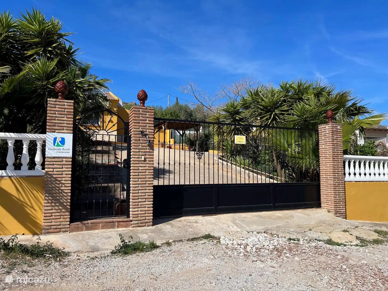 Zugang zum privaten Garten und zum Haus. Hier genießen Sie absolute Privatsphäre und Stille