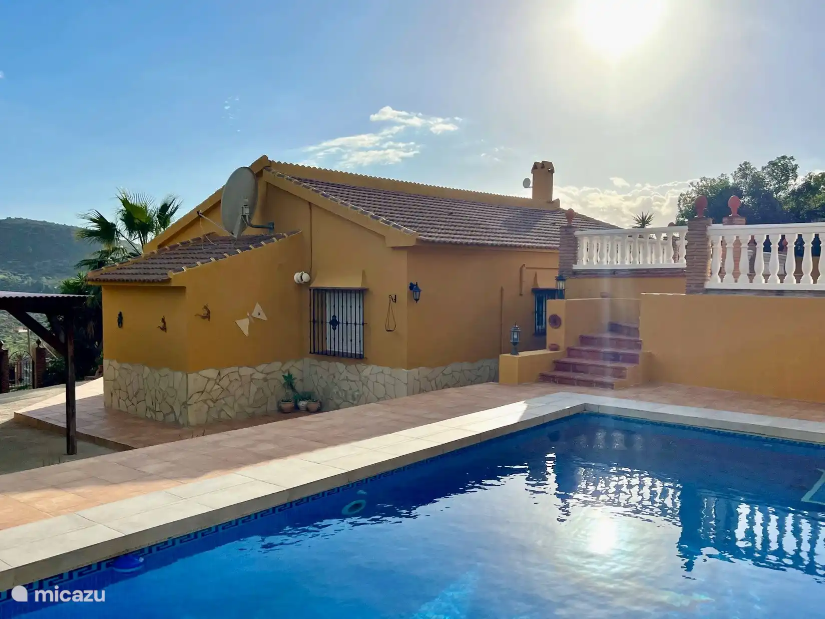 Schöner und geräumiger Pool, in dem Sie ein erfrischendes Bad und ein Sonnenbad mit Blick auf die Berge genießen können.