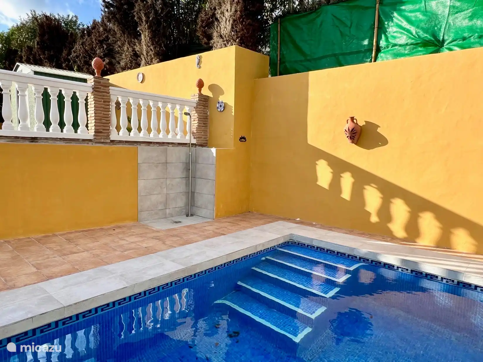 Schöner und geräumiger Pool, in dem Sie ein erfrischendes Bad und ein Sonnenbad mit Blick auf die Berge genießen können.