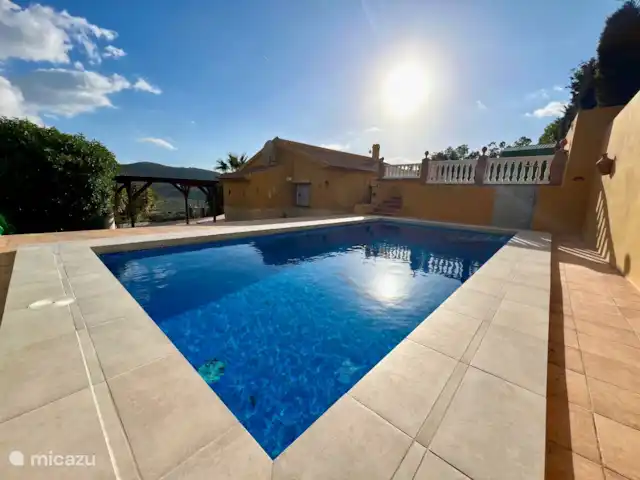 Casa Katarina | Espagne, Andalousie, Alcaucin - maison de vacances Belle et spacieuse piscine où vous pourrez profiter d’un plongeon rafraîchissant et d’un bain de soleil avec vue sur les montagnes.