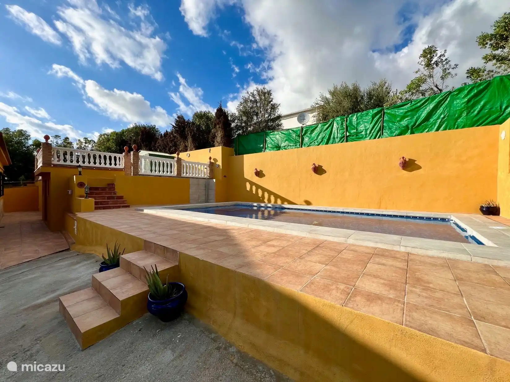 Schöner und geräumiger Pool, in dem Sie ein erfrischendes Bad und ein Sonnenbad mit Blick auf die Berge genießen können.