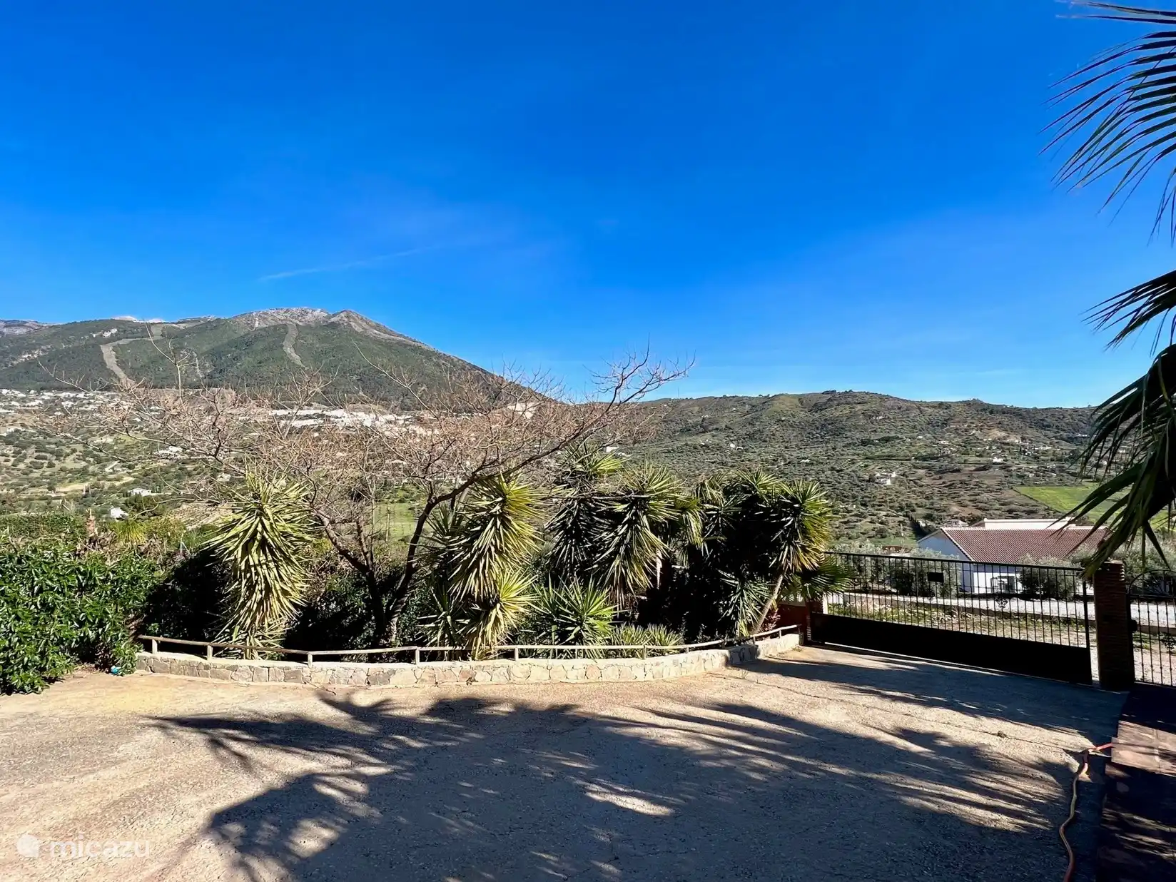 Foto von der Terrasse vor dem Haus mit herrlichem Blick auf die Berge und das Dorf Alcaucin  