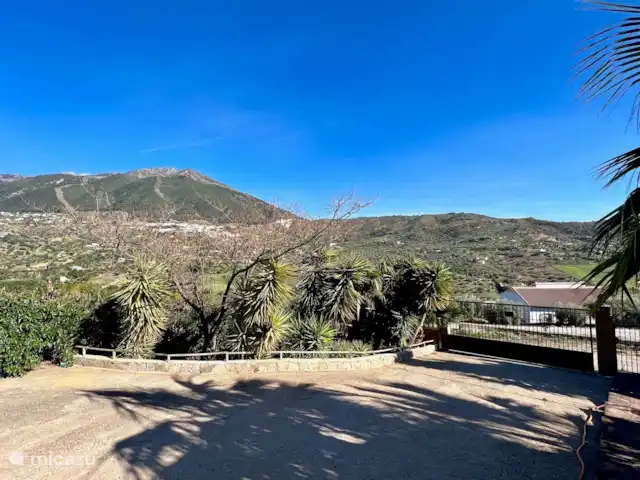 Casa Katarina | Espagne, Andalousie, Alcaucin - maison de vacances Photo prise depuis la terrasse devant la maison avec une vue magnifique sur les montagnes et le village d’Alcaucin