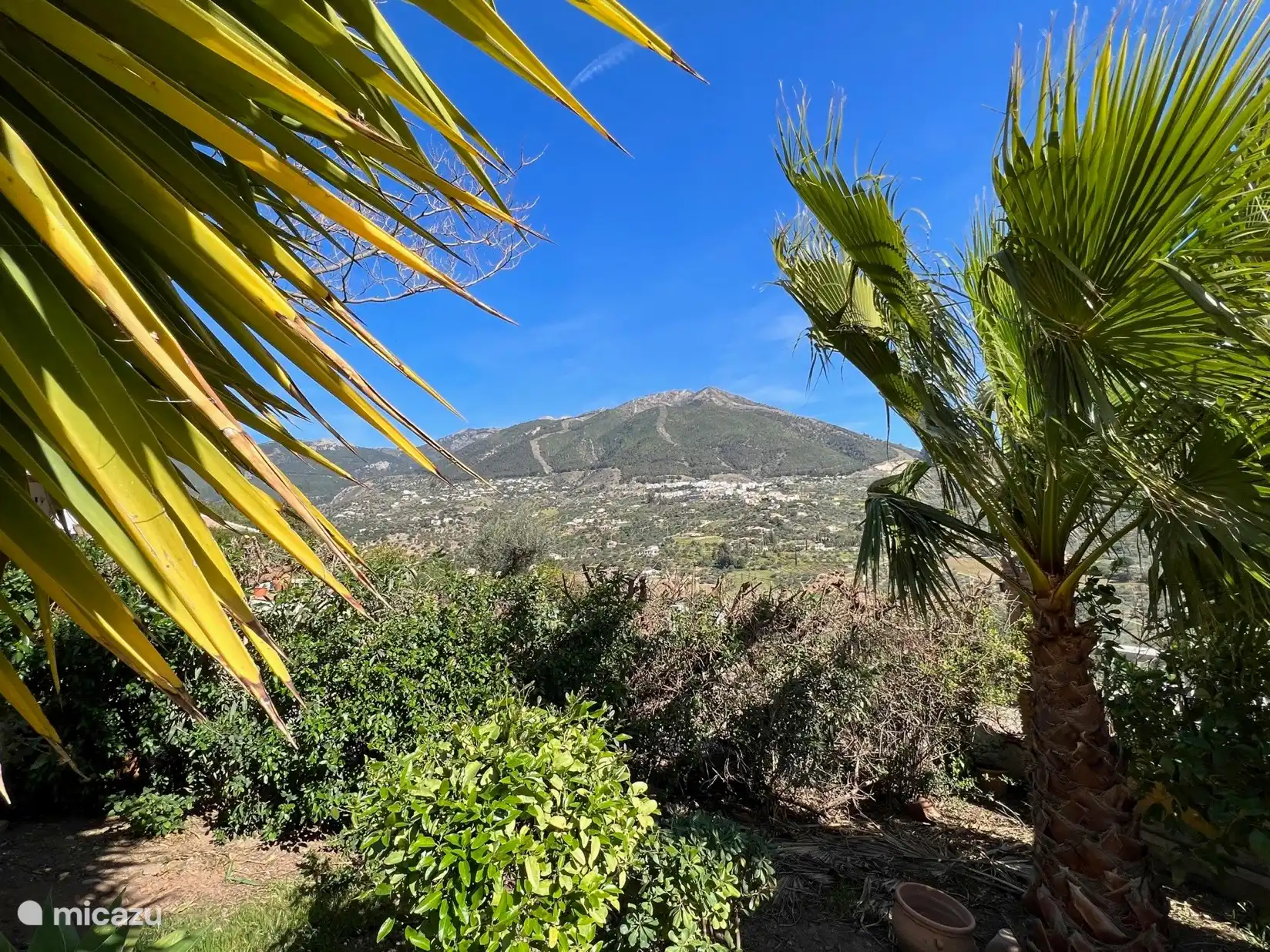 Foto von der Terrasse vor dem Haus mit herrlichem Blick auf die Berge und das Dorf Alcaucin  