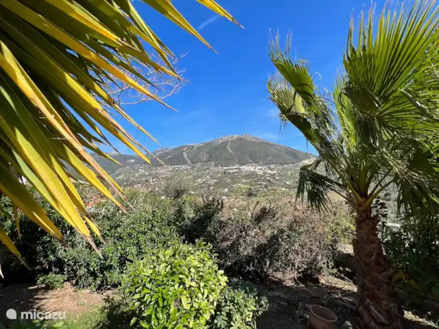 Casa Katarina | Espagne, Andalousie, Alcaucin - maison de vacances Photo prise depuis la terrasse devant la maison avec une vue magnifique sur les montagnes et le village d’Alcaucin