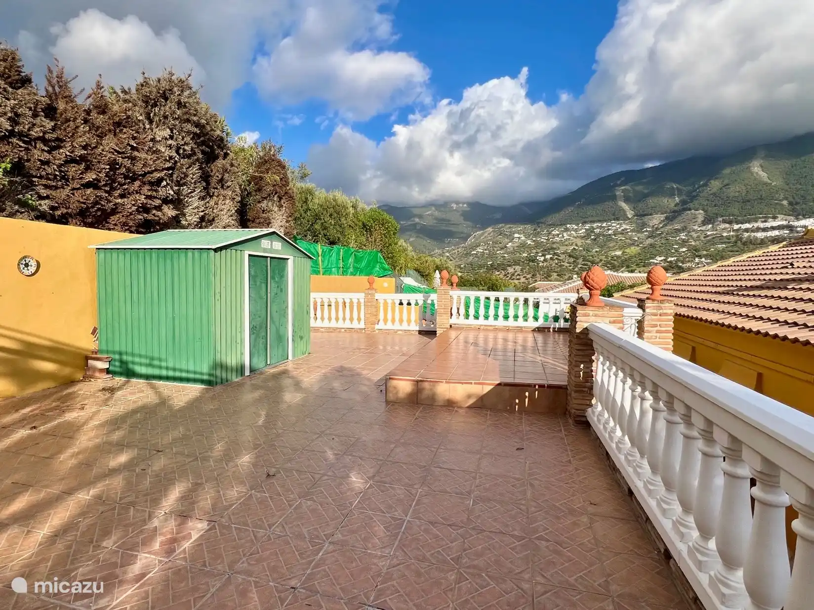 Obere Terrasse mit Blick auf die Berge