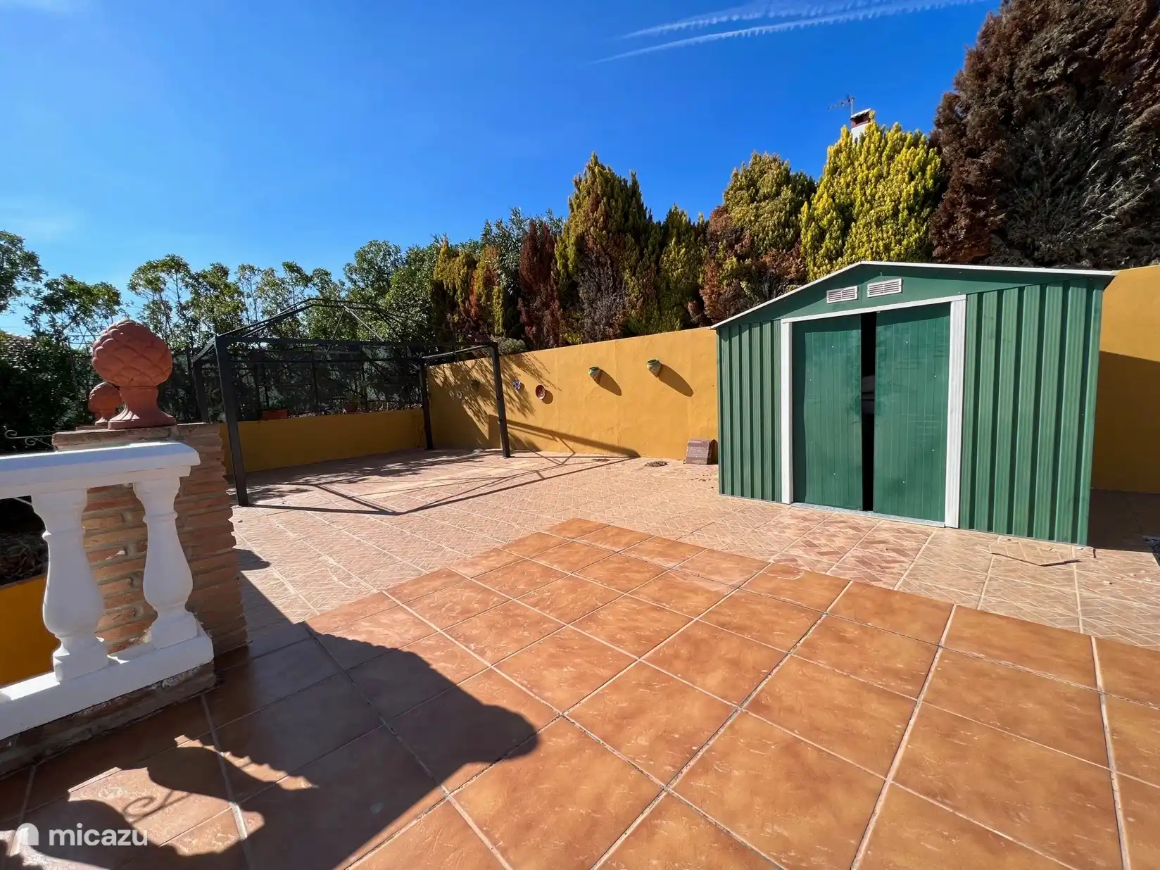 Obere Terrasse mit Blick auf die Berge