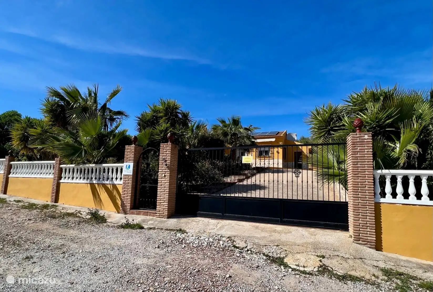 Zugang zum privaten Garten und zum Haus. Hier genießen Sie absolute Privatsphäre und Stille