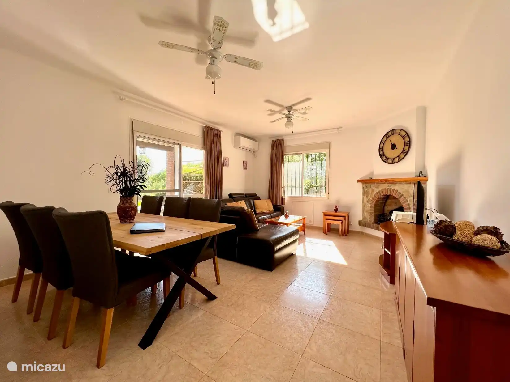 Wohnzimmer mit schönem Blick auf die Berge