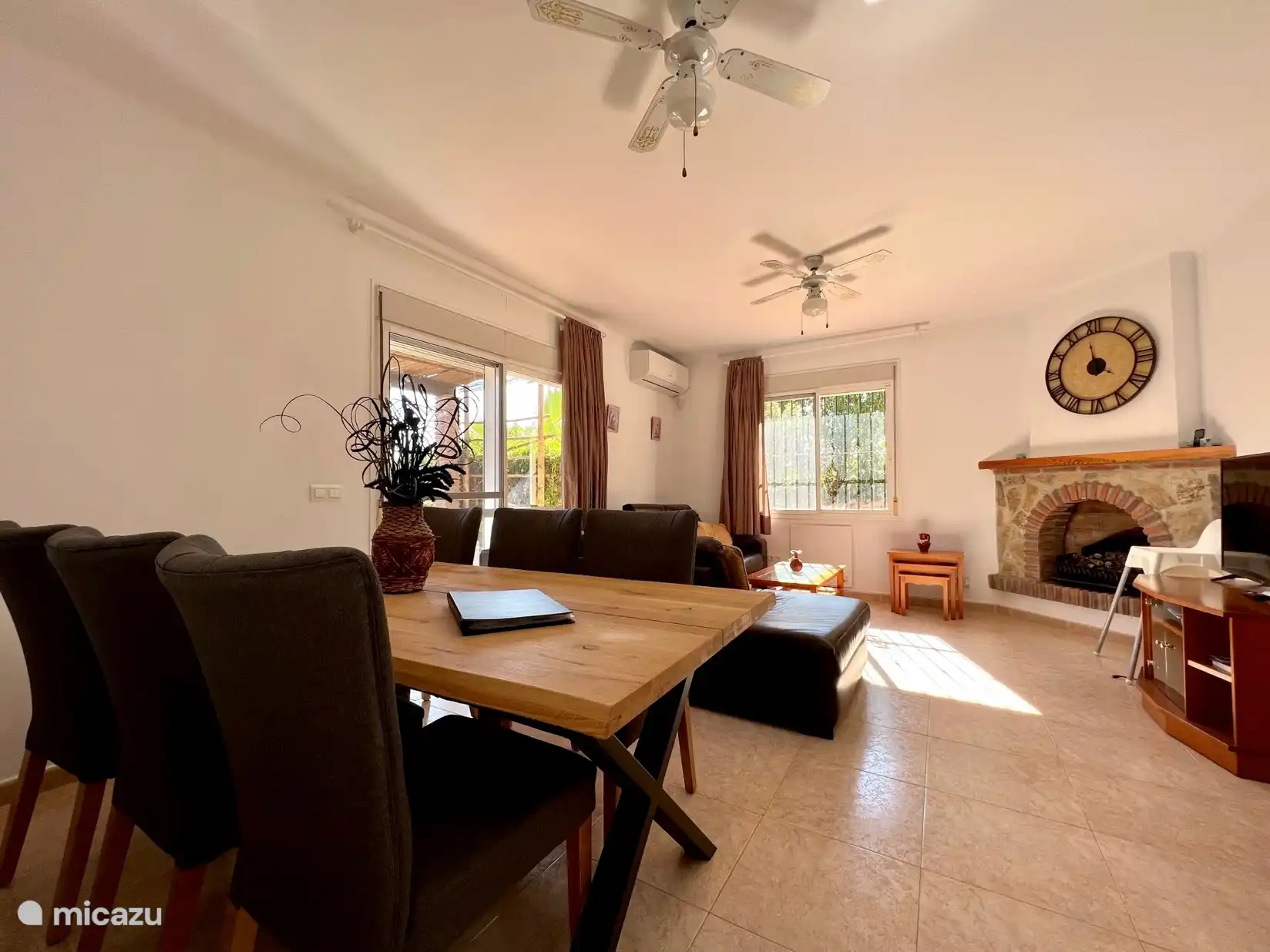 Wohnzimmer mit schönem Blick auf die Berge