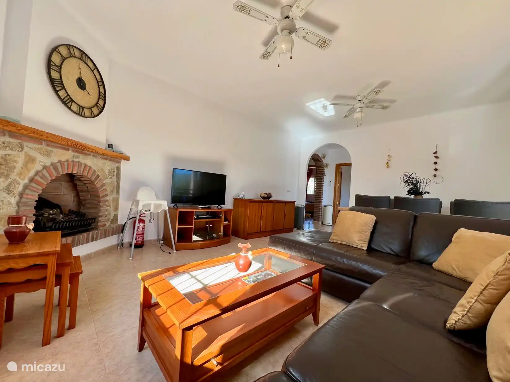 Wohnzimmer mit schönem Blick auf die Berge