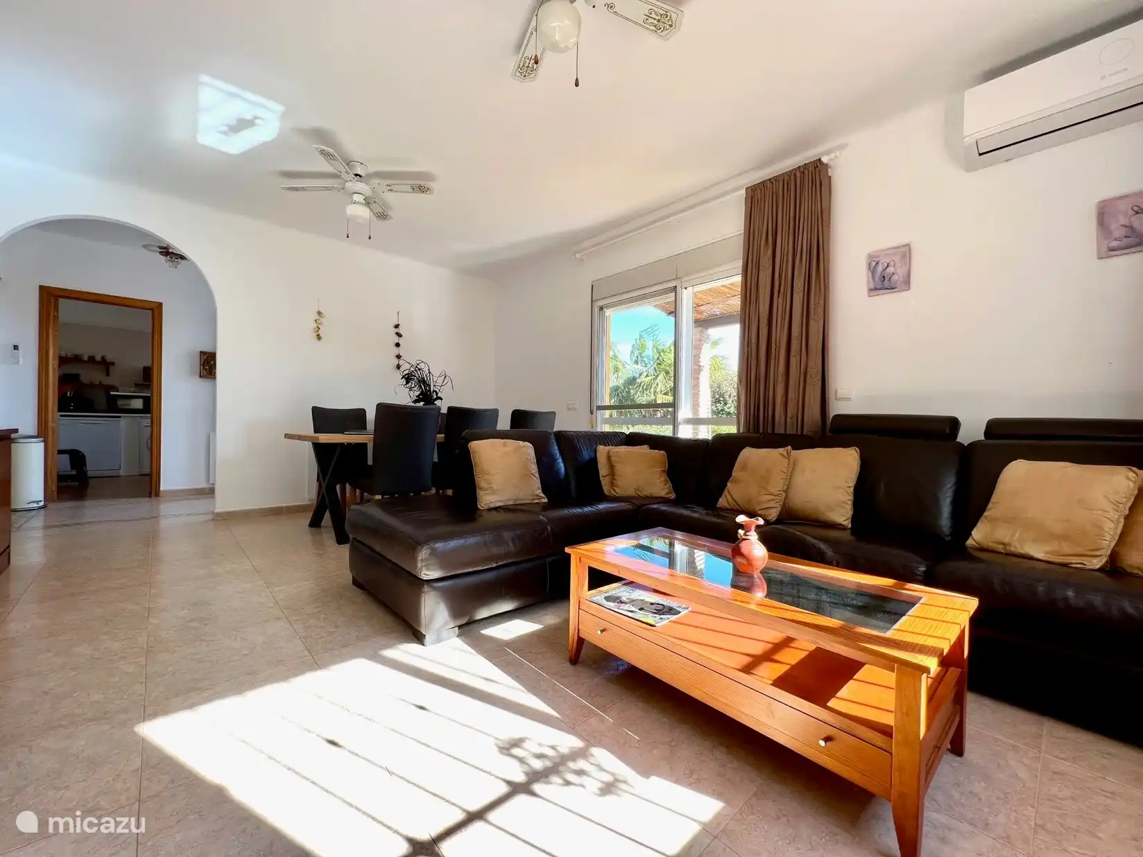 Wohnzimmer mit schönem Blick auf die Berge