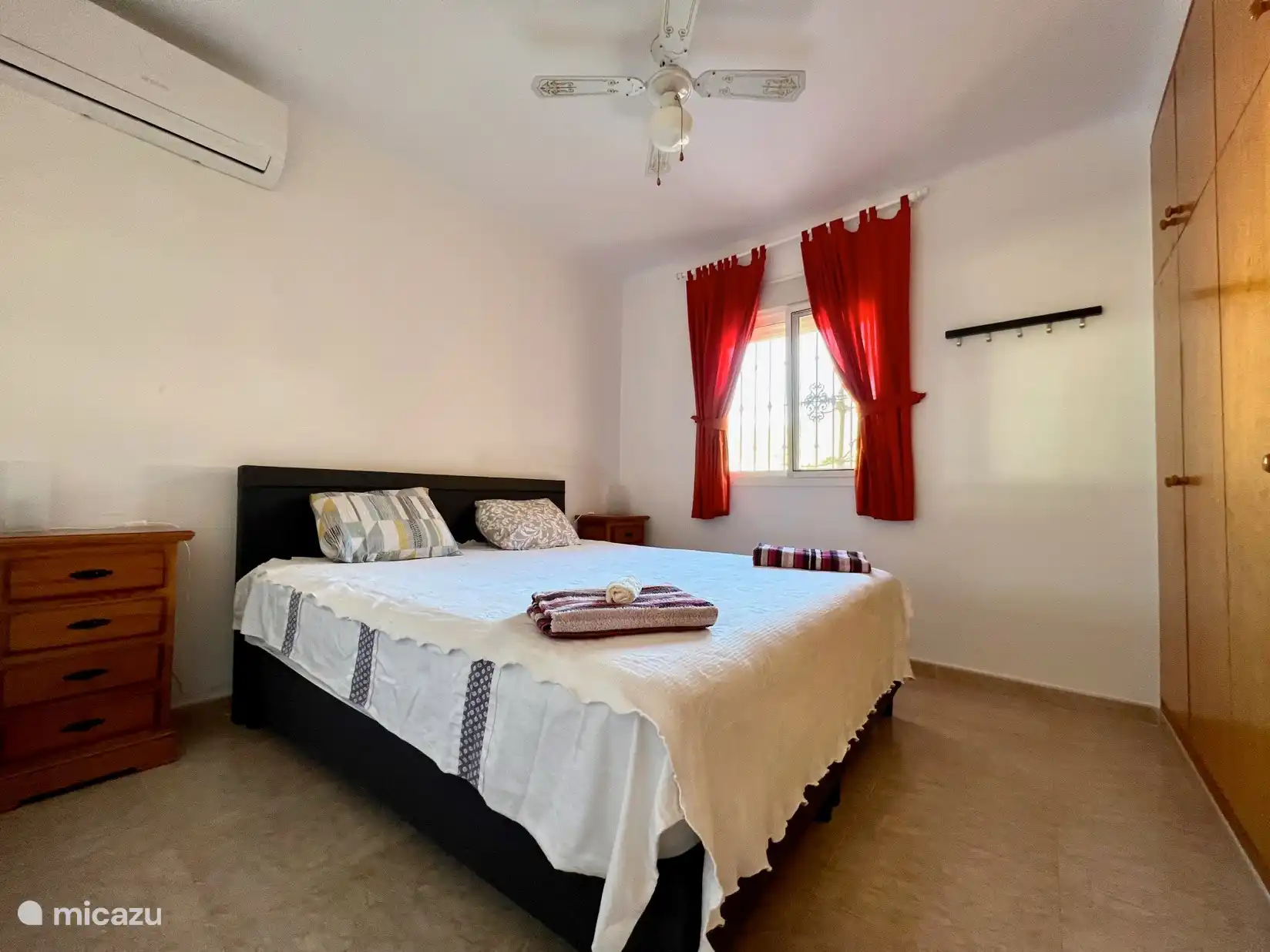 Schlafzimmer 1 mit großem Boxspringbett