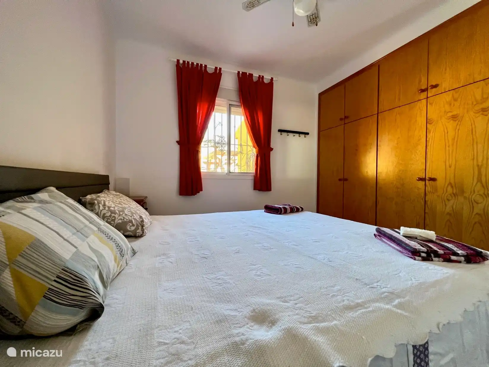 Schlafzimmer 1 mit großem Boxspringbett