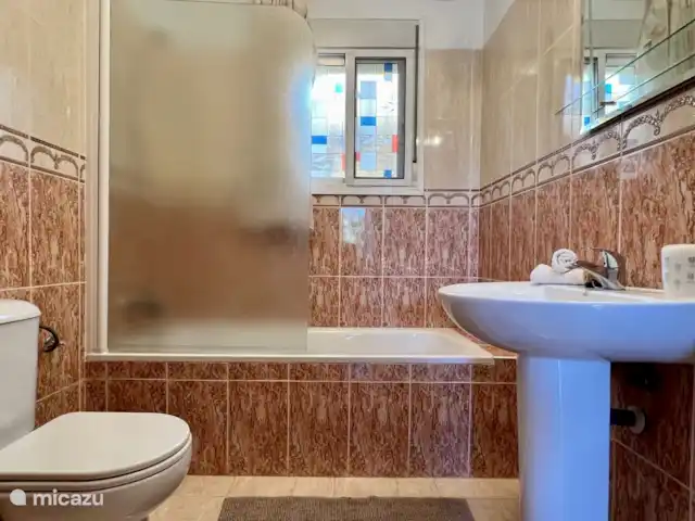 Casa Katarina | Espagne, Andalousie, Alcaucin - maison de vacances Salle de bain 1 avec baignoire, WC et lavabo