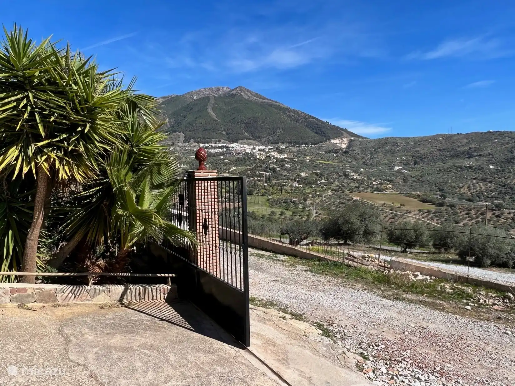 Zugang zum privaten Garten und zum Haus. Hier genießen Sie absolute Privatsphäre und Stille