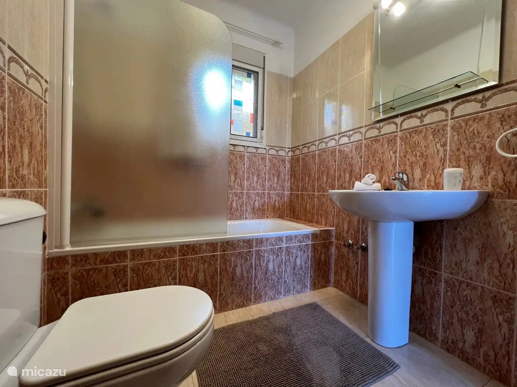 Badezimmer 1 mit Badewanne, WC und Waschbecken