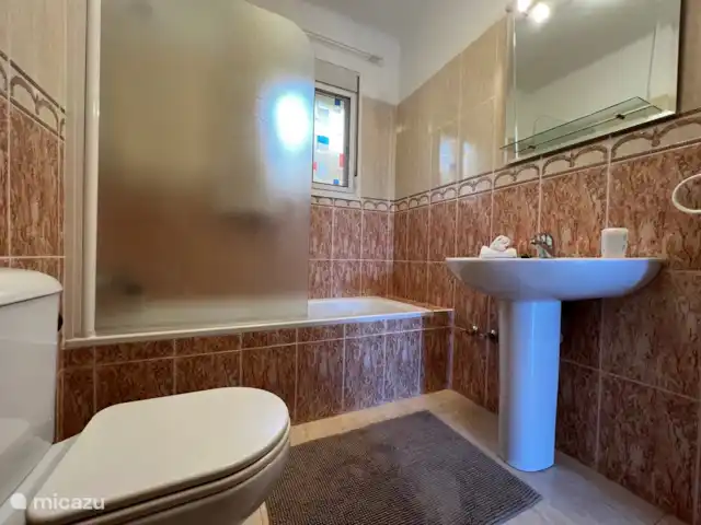 Casa Katarina | Espagne, Andalousie, Alcaucin - maison de vacances Salle de bain 1 avec baignoire, WC et lavabo