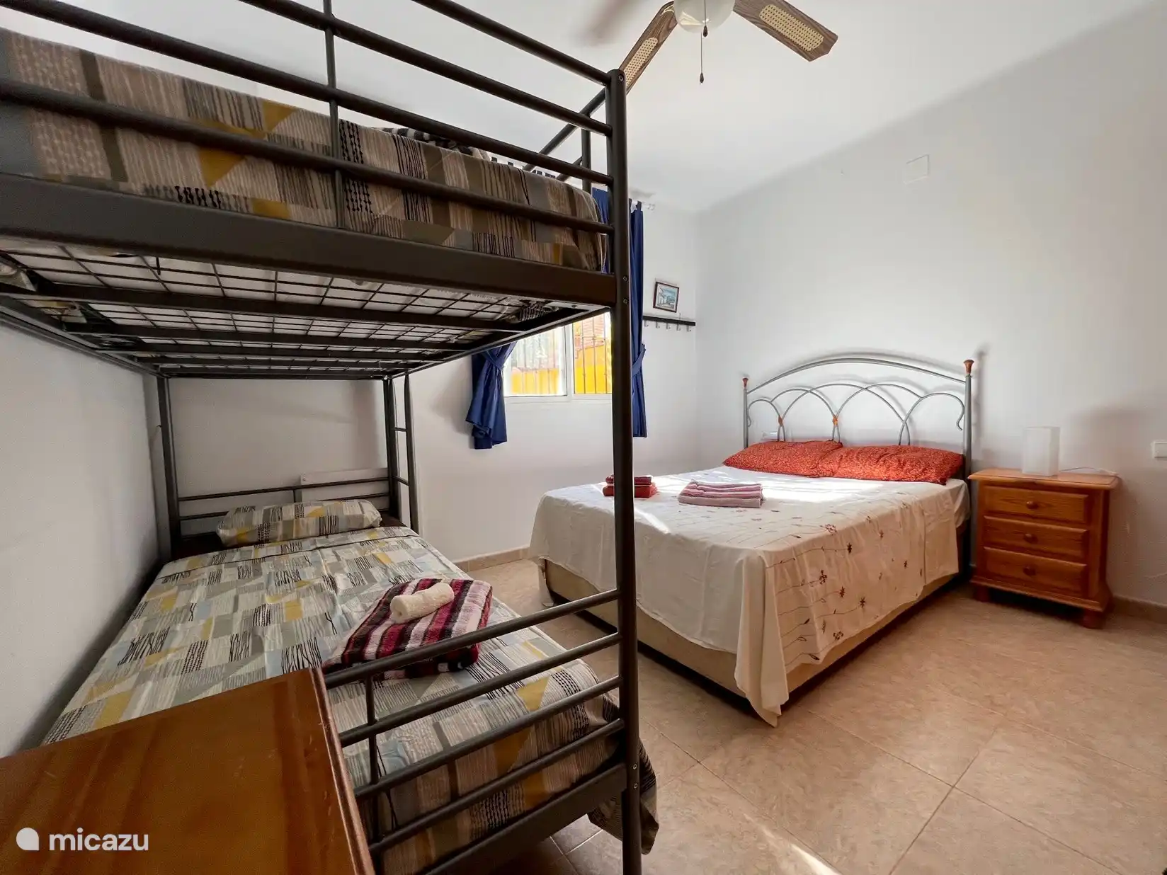 Schlafzimmer 2 mit Doppelbett und Etagenbett