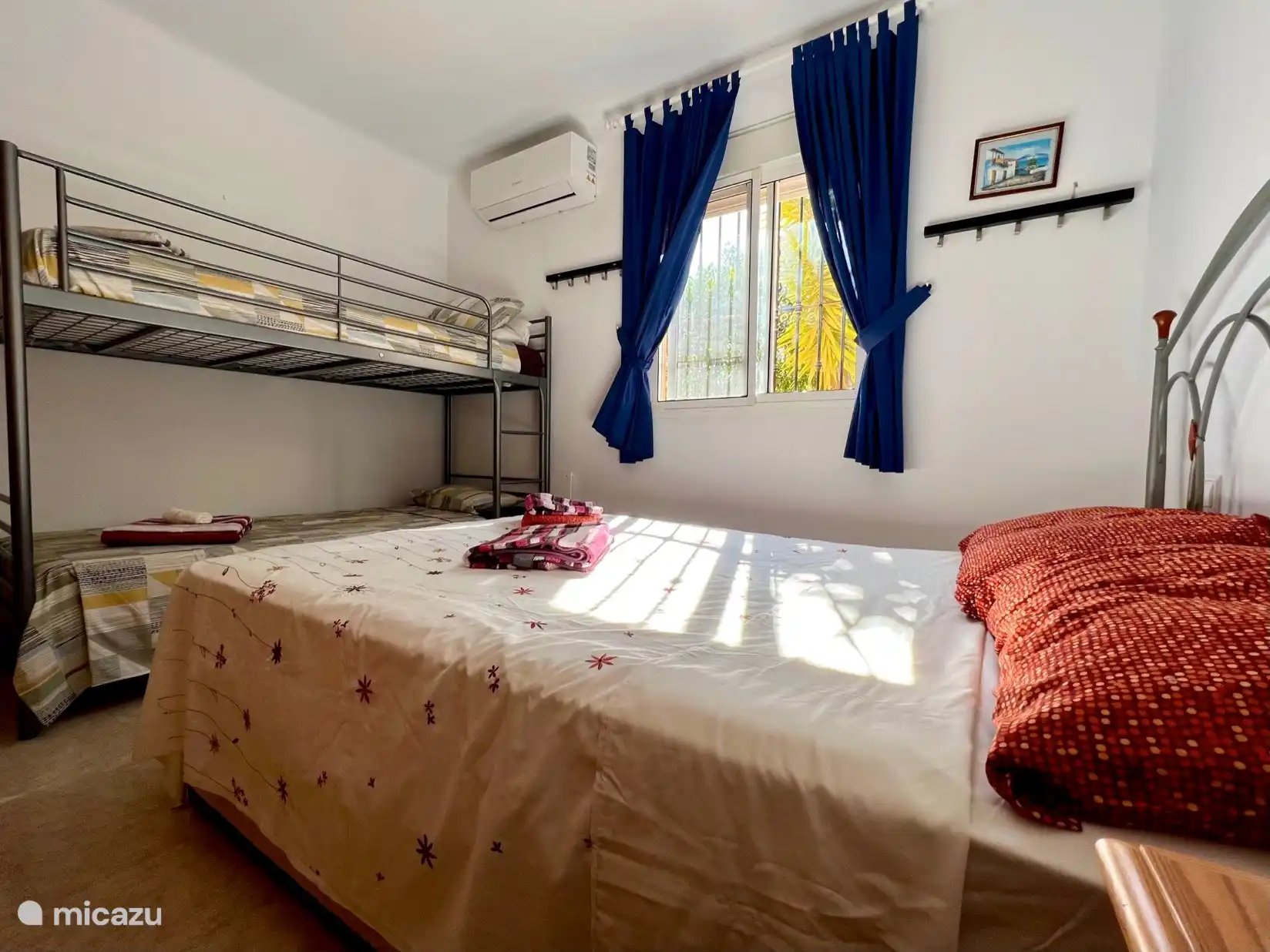 Schlafzimmer 2 mit Doppelbett und Etagenbett