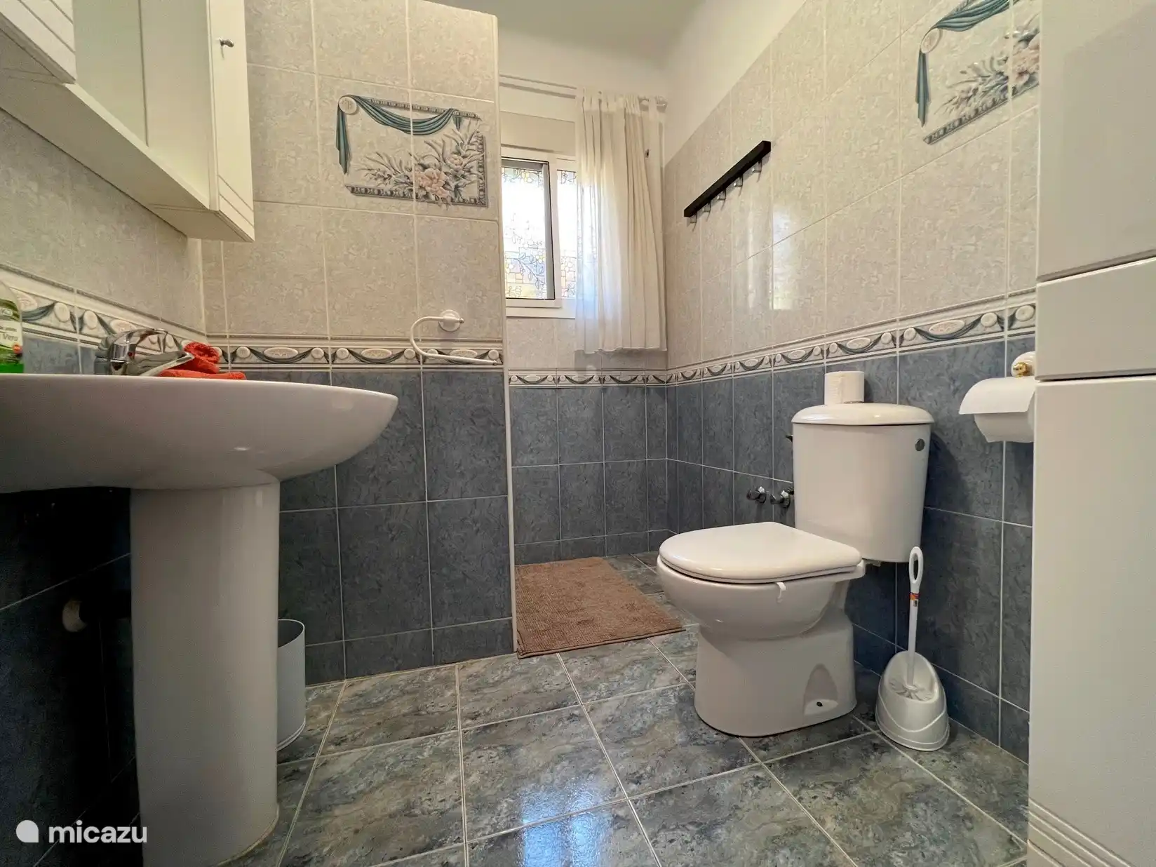 Badezimmer 2 mit Dusche, WC und Waschbecken