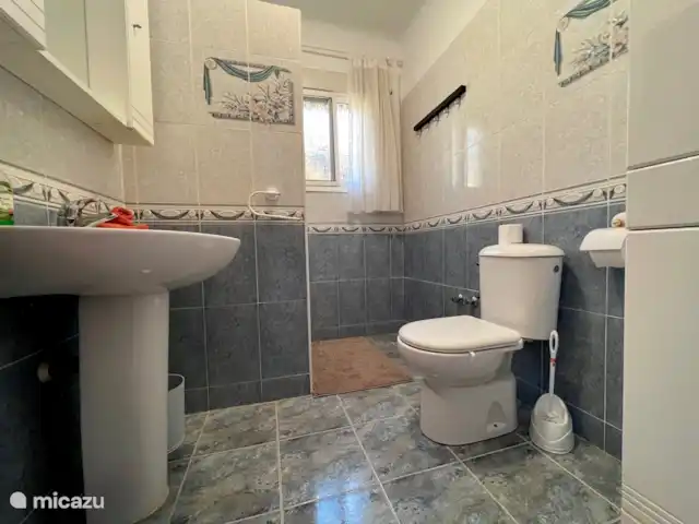 Casa Katarina | Espagne, Andalousie, Alcaucin - maison de vacances Salle de bain 2 avec douche, WC et lavabo