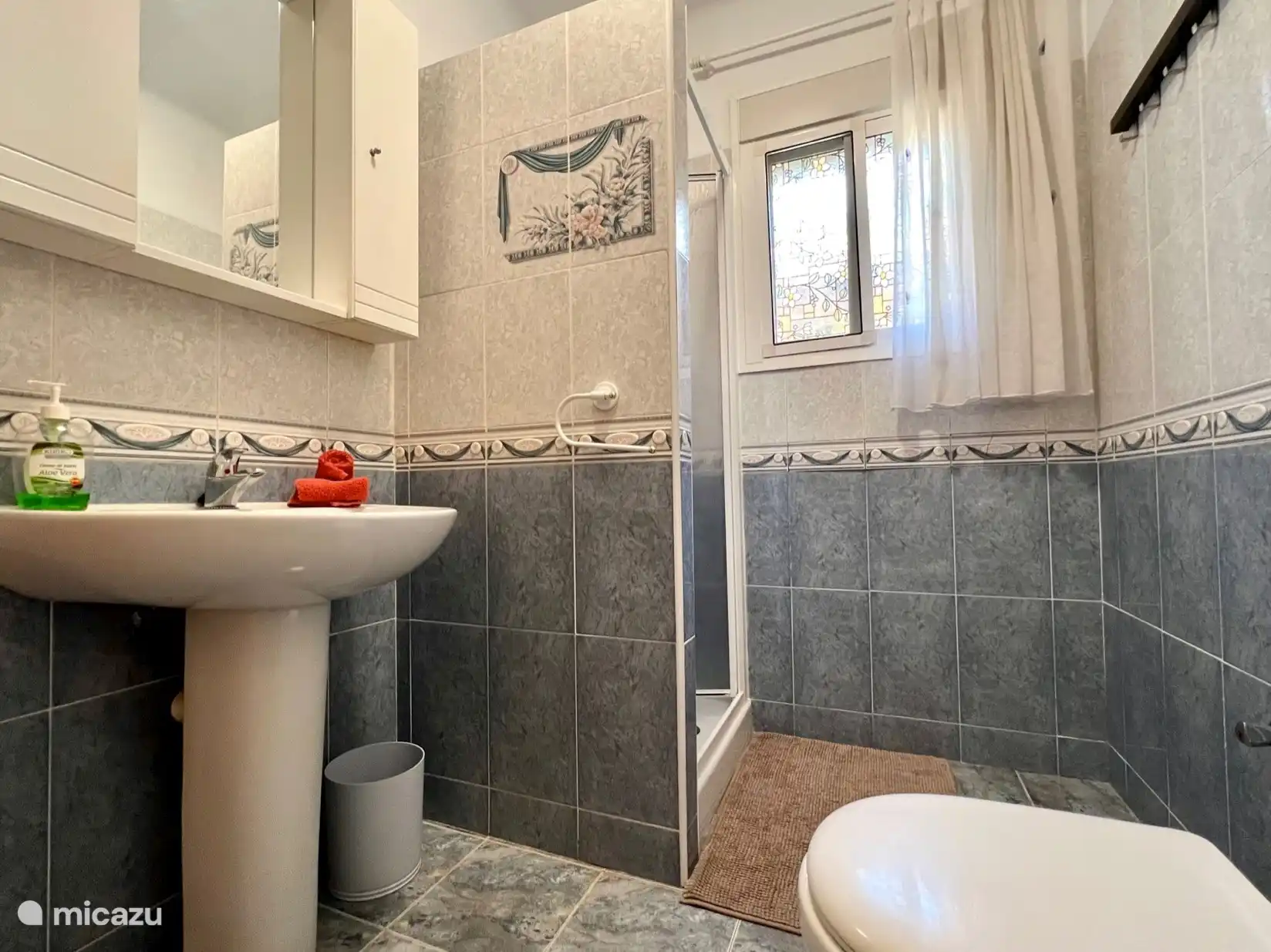 Badezimmer 2 mit Dusche, WC und Waschbecken