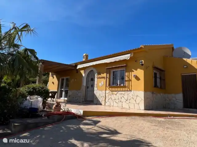 Casa Katarina | Espagne, Andalousie, Alcaucin - maison de vacances Devant de la maison avec grande allée et abri d’auto et une vue sur le magnifique jardin